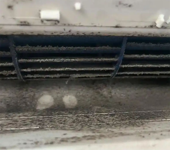 乐都空调吹的风有股烧焦味是怎么回事